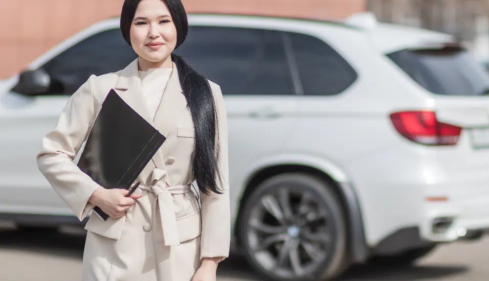 une femme devant une voiture